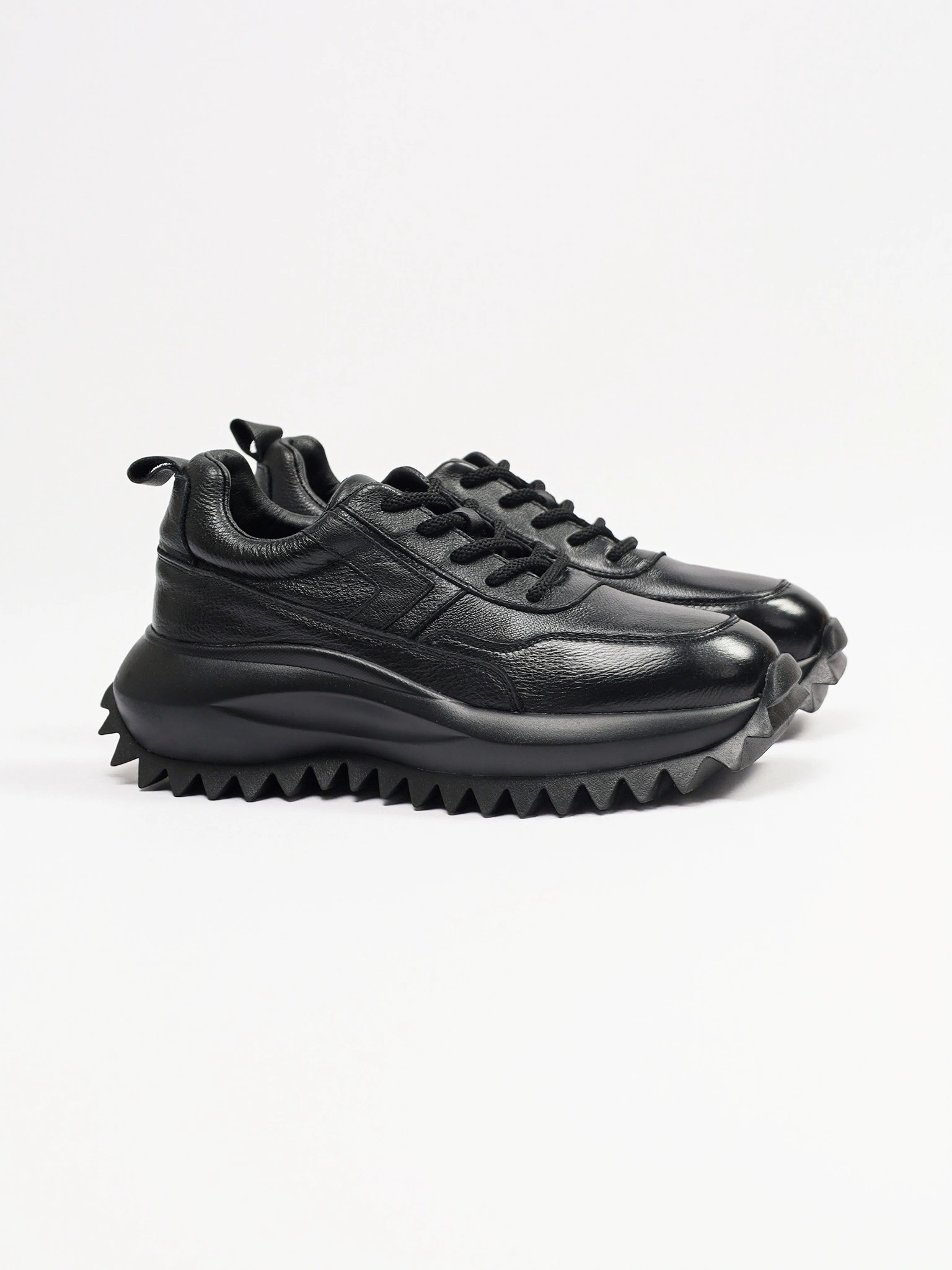 Кроссовки черного цвета на объемной рельефной подошве